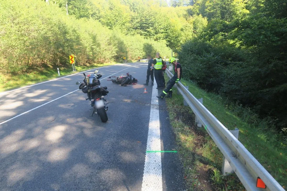 Na Červenohorském sedle havaroval motorkář, policie tam zrovna pořádala bezpečnostní akci