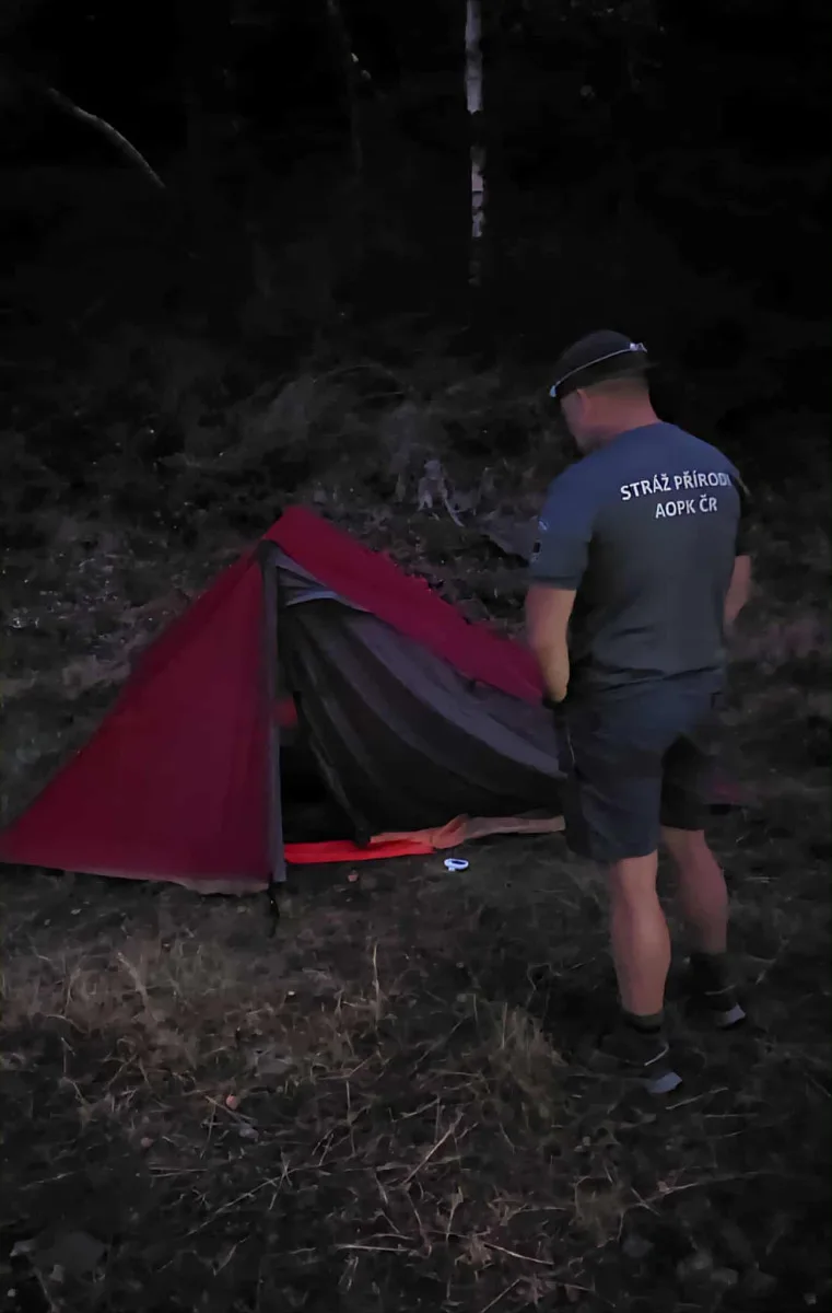 Stráž přírody pokutovala lidi, co přespali na Ovčárně nebo trhali borůvky. Jste moc přísní, zní kritika