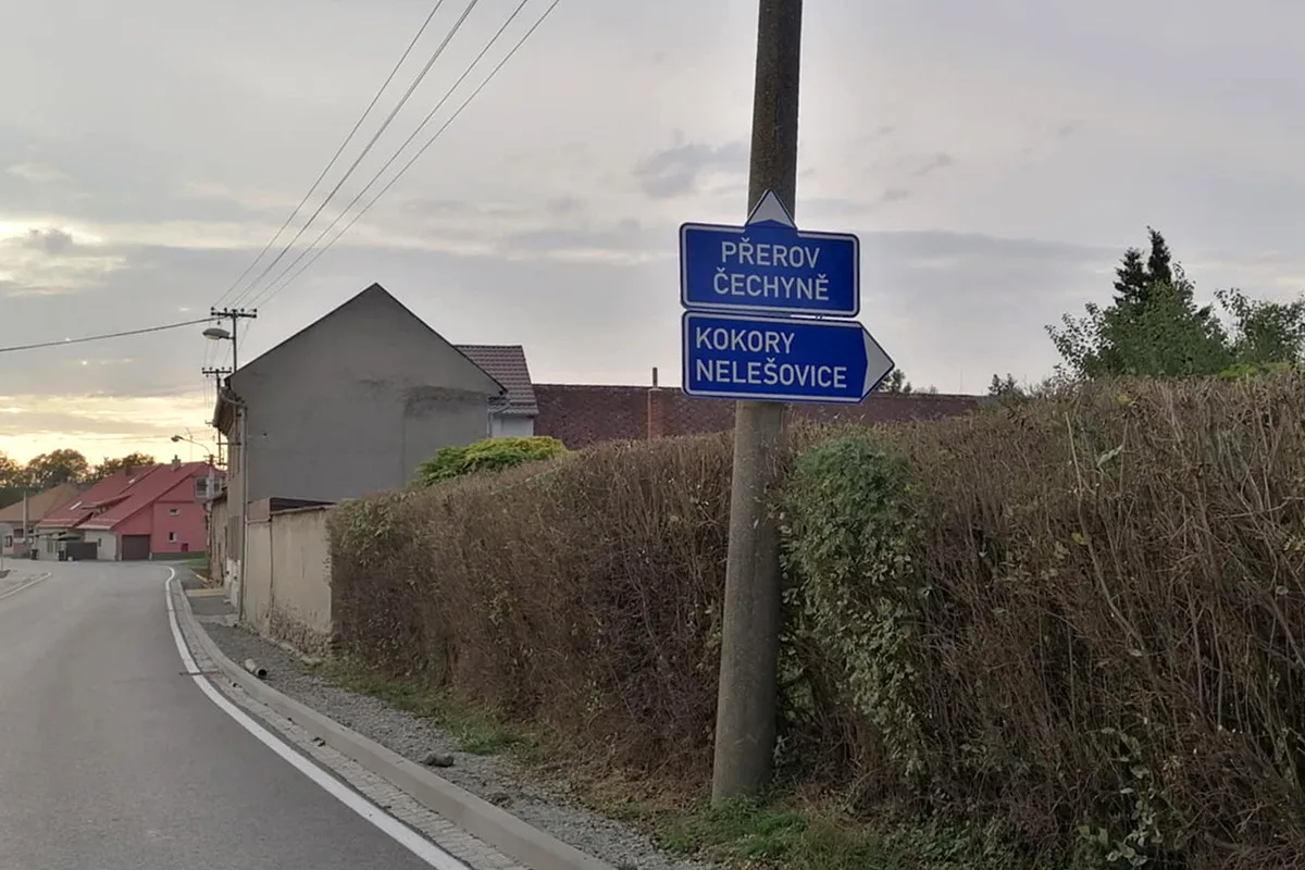 Rovně do Čechyně. Na novém značení v Přerově je překlep, chyba baví místní
