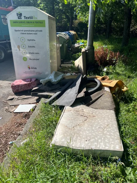 Olomouci došla trpělivost. Kvůli nelegálním skládkám nasadila ke kontejnerům kamery