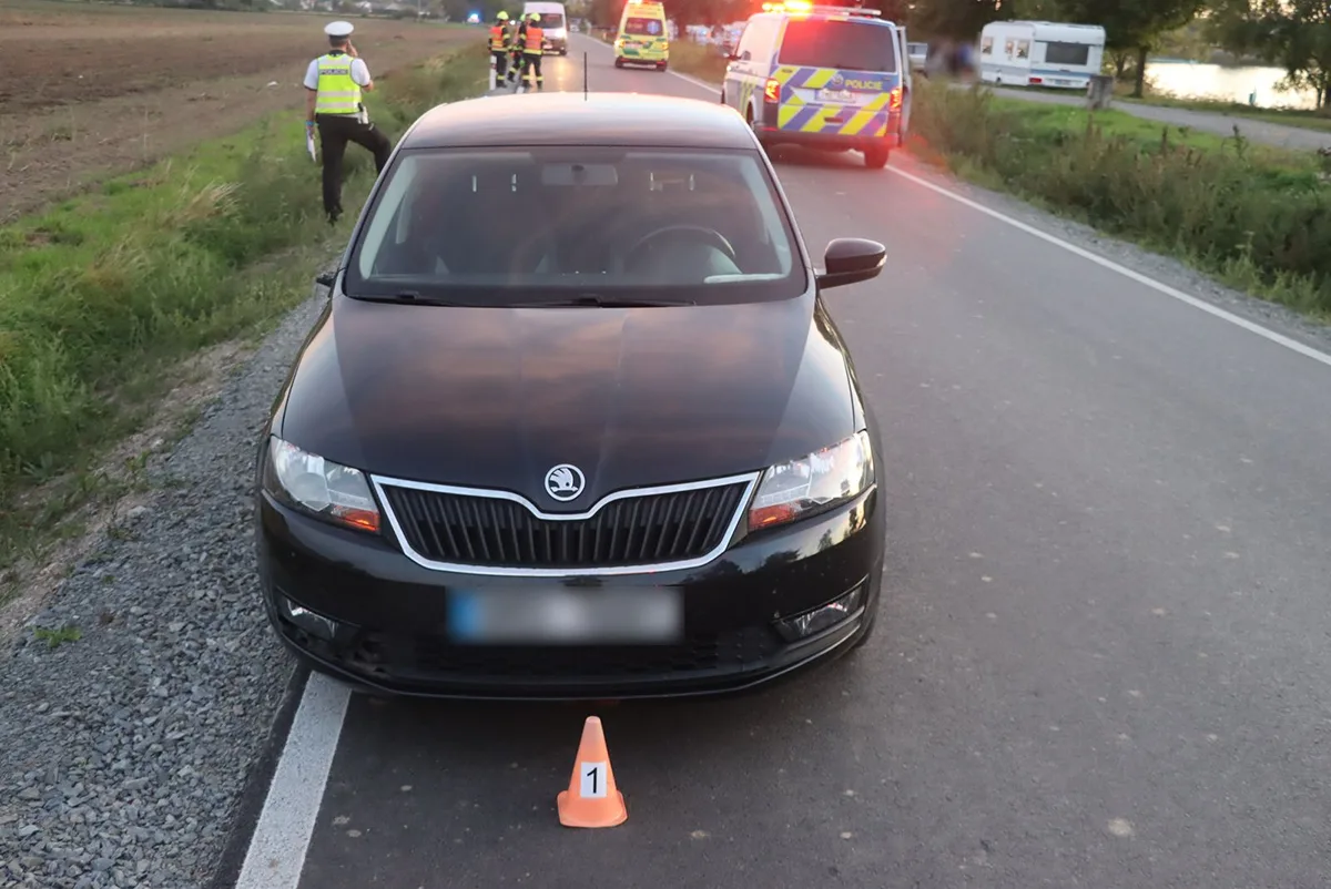 Policie hledá svědky nehody u Nákla, kolař po střetu s autem skončil v nemocnici