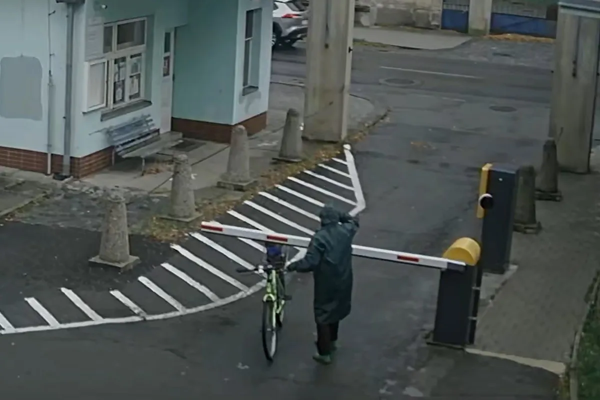 Žena na kole nalomila závoru v přerovské nemocnici, hledá ji policie