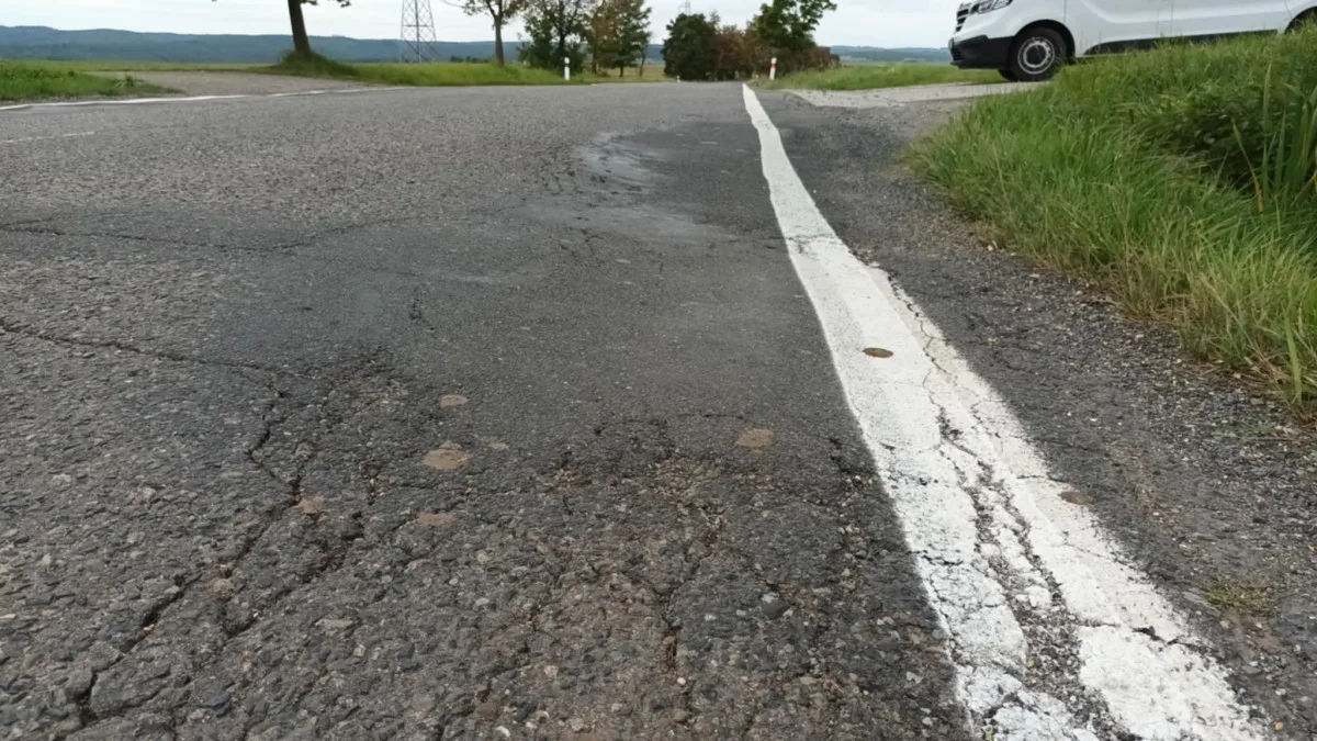 Tady jde o život. Silnice do Vícova je v katastrofálním stavu, opravy se odkládají roky