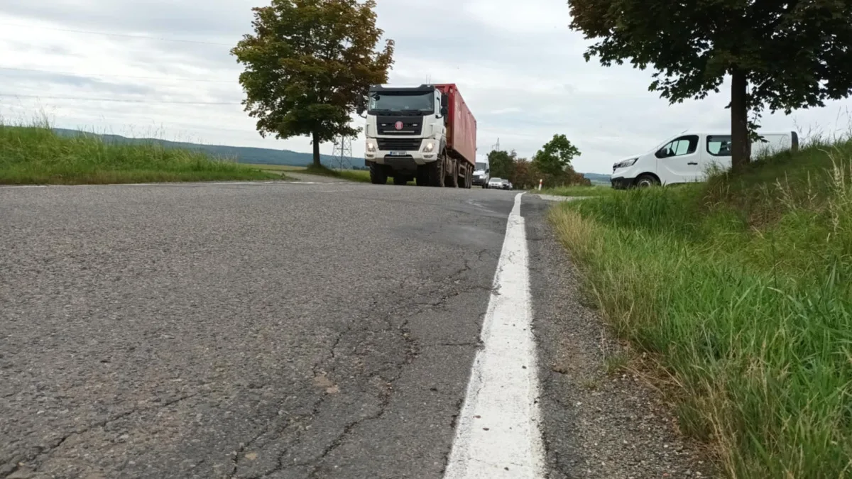Tady jde o život. Silnice do Vícova je v katastrofálním stavu, opravy se odkládají roky