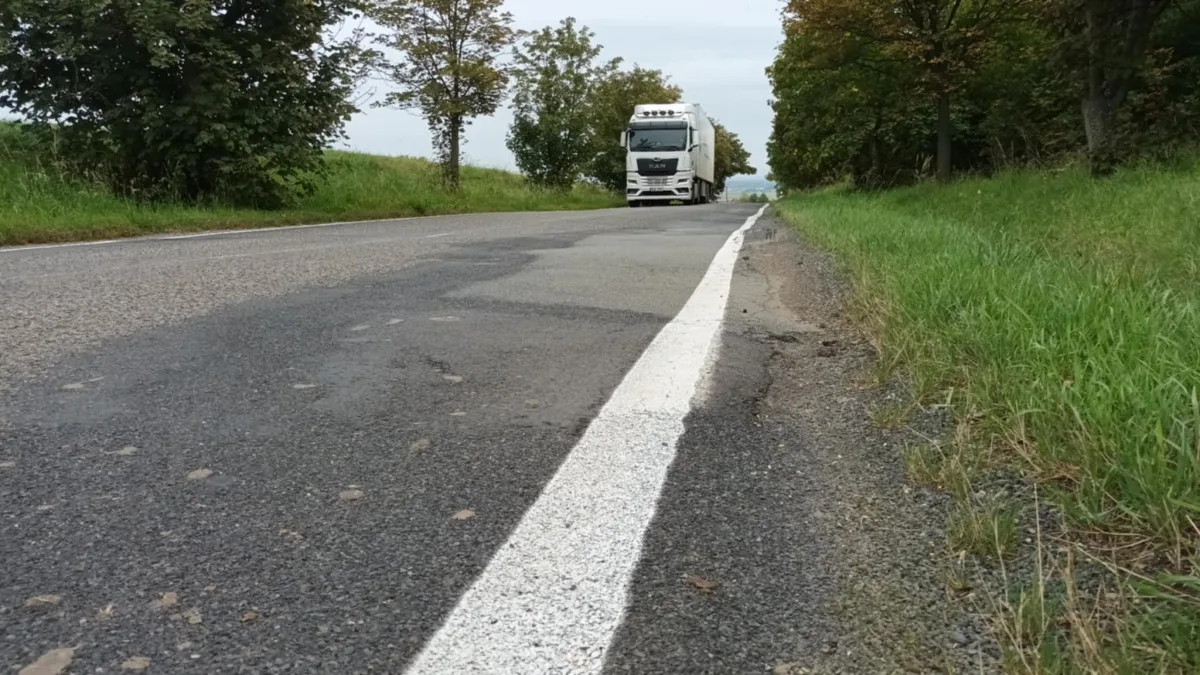 Tady jde o život. Silnice do Vícova je v katastrofálním stavu, opravy se odkládají roky