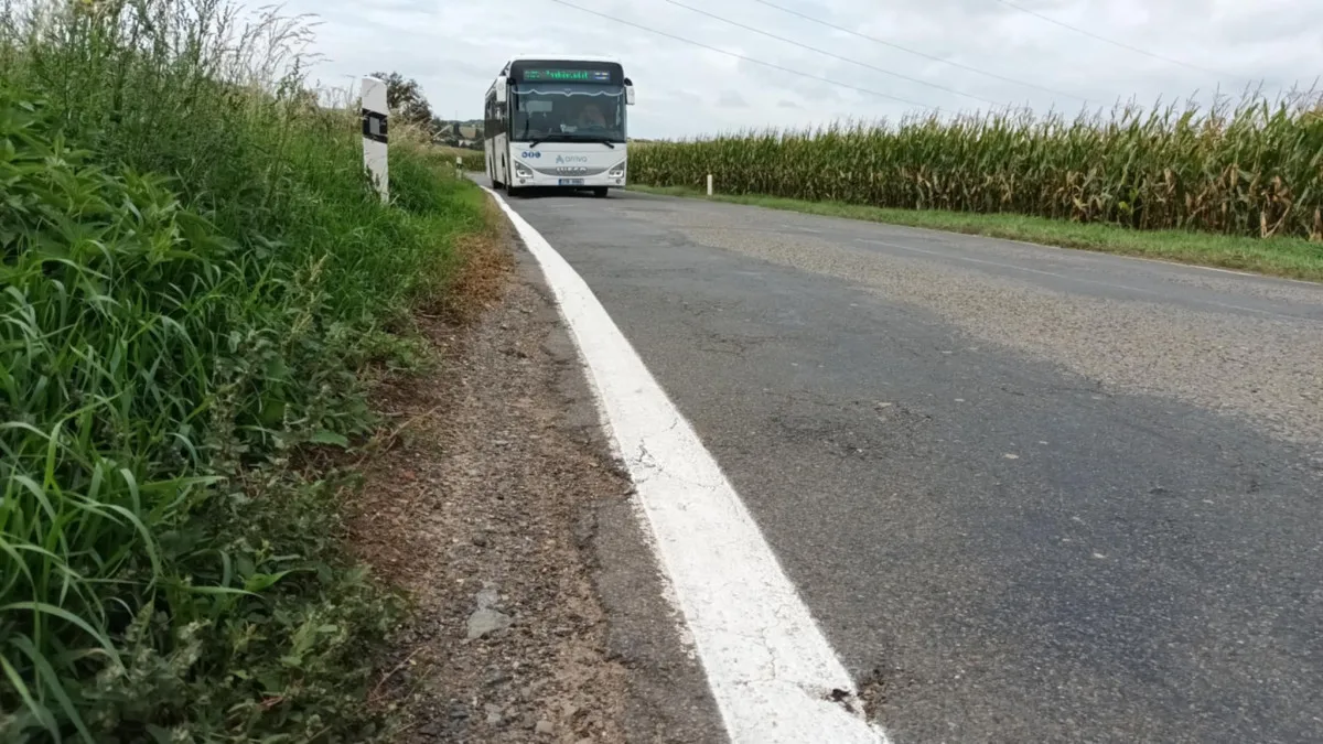 Tady jde o život. Silnice do Vícova je v katastrofálním stavu, opravy se odkládají roky