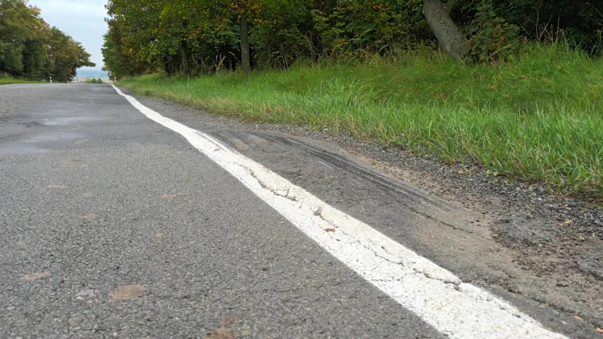 Tady jde o život. Silnice do Vícova je v katastrofálním stavu, opravy se odkládají roky