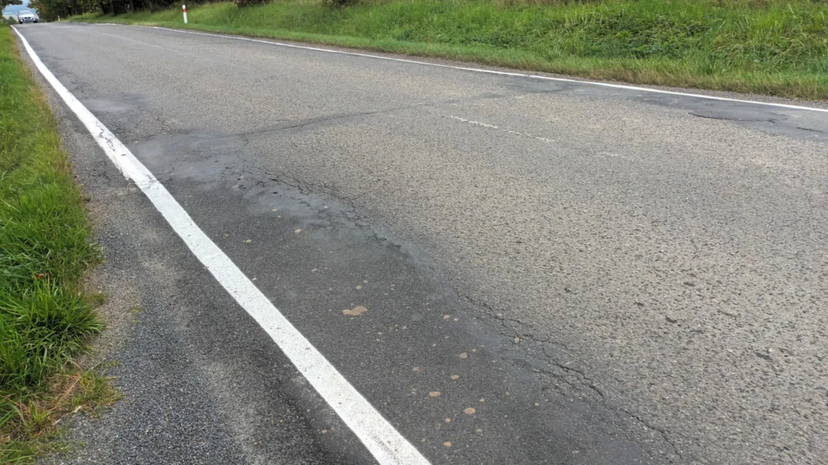 Tady jde o život. Silnice do Vícova je v katastrofálním stavu, opravy se odkládají roky
