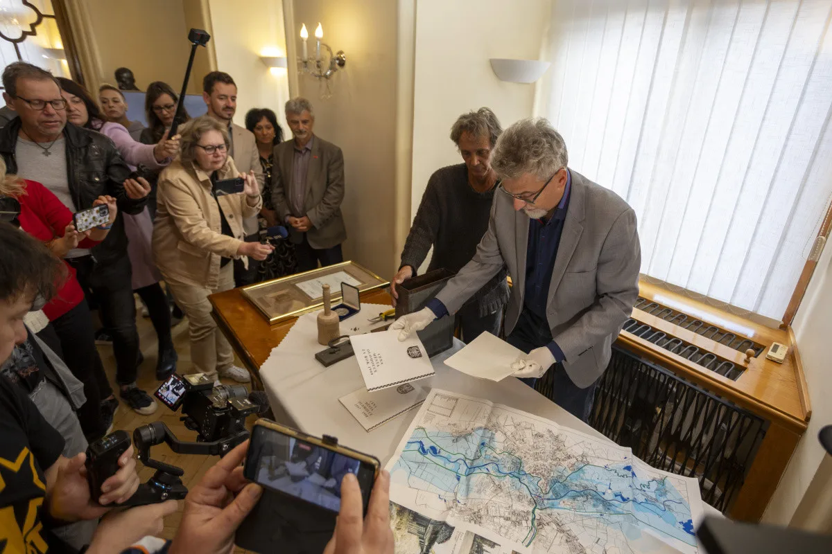 Primátor Miroslav Žbánek ukazuje předměty uložené v časové schránce