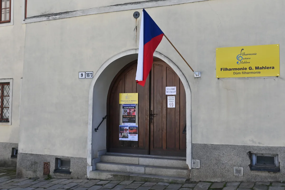 Začíná druhý volební den. Lidé dnes zvolí nové poslance