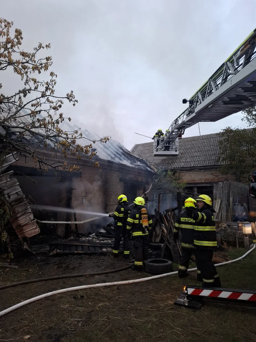 Při požáru stodoly v Dolanech se ošklivě popálil majitel. Hasiči zachraňovali také koně