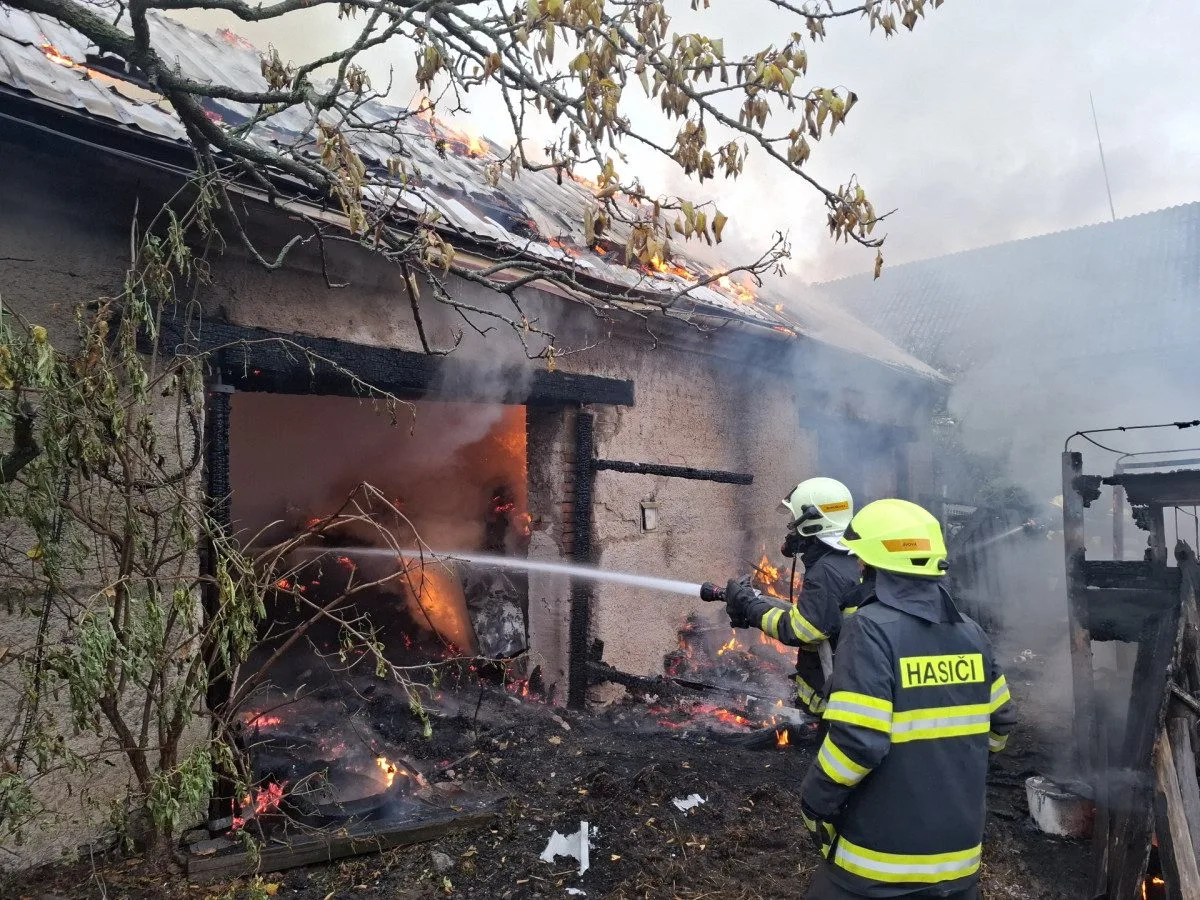 Při požáru stodoly v Dolanech se ošklivě popálil majitel. Hasiči zachraňovali také koně