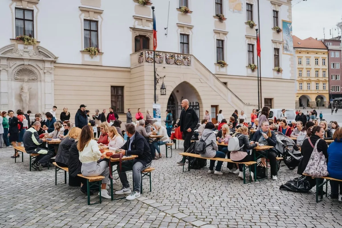 Charitativní akce Den lidí bez domova na Horním náměstí v Olomouci