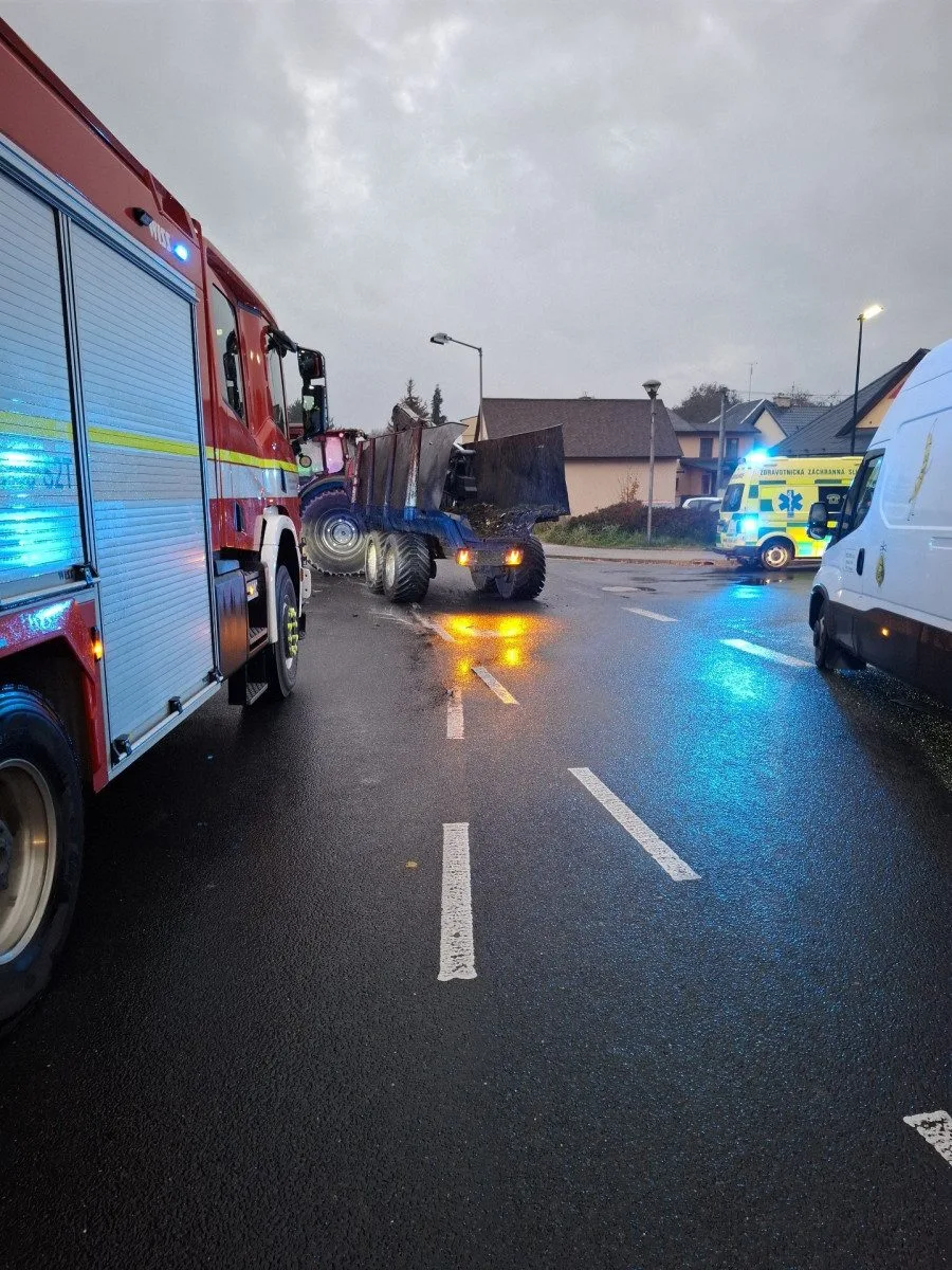 V Bludově se traktor srazil s autem, řidičku odvezla záchranka. Nehoda zavřela průtah obcí