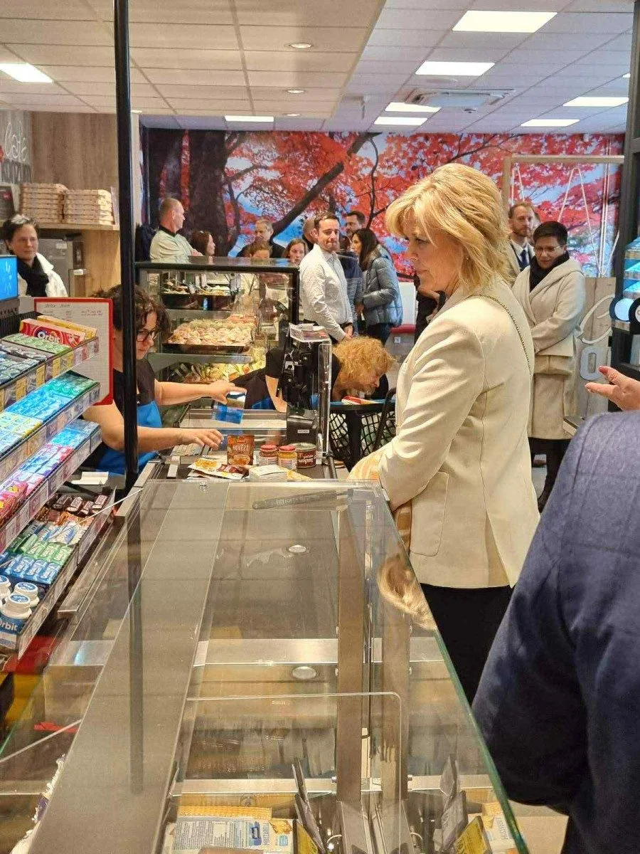 První dáma Eva Pavlová byla mezi prvními zákazníky nové automatizované prodejny v Jeseníku