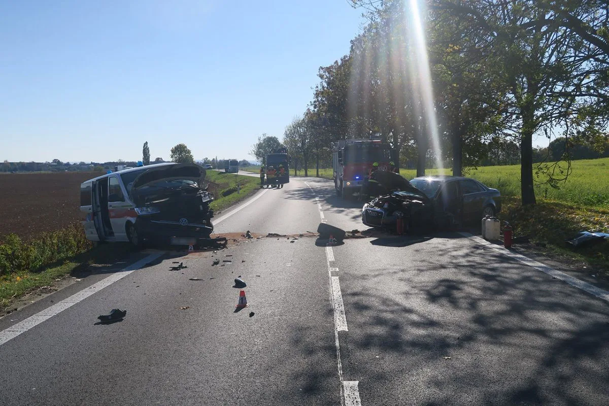 Střet auta a sanitky zablokoval tah za Mohelnicí, k nehodě letěl vrtulník