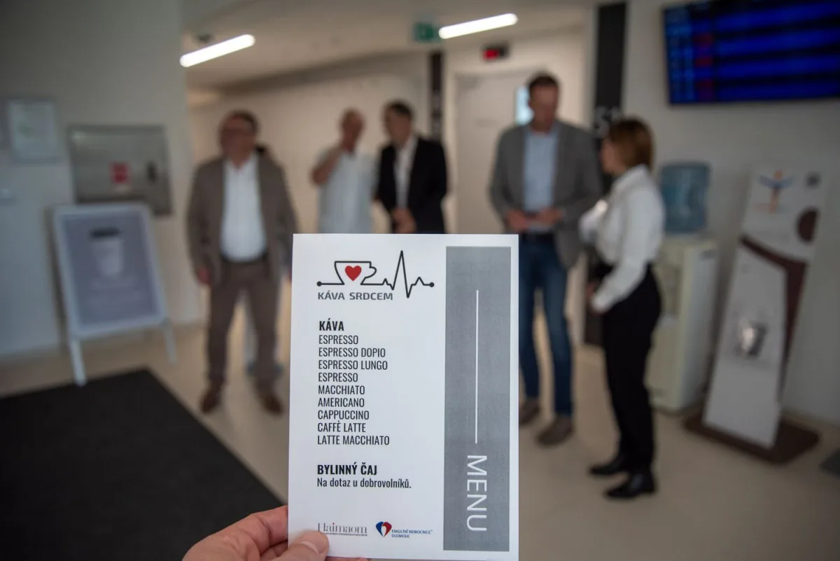 Připravená srdcem. Pacientům na onkologii v Olomouci dobrovolníci servírují kávu zdarma