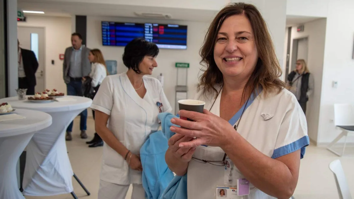 Připravená srdcem. Pacientům na onkologii v Olomouci dobrovolníci servírují kávu zdarma