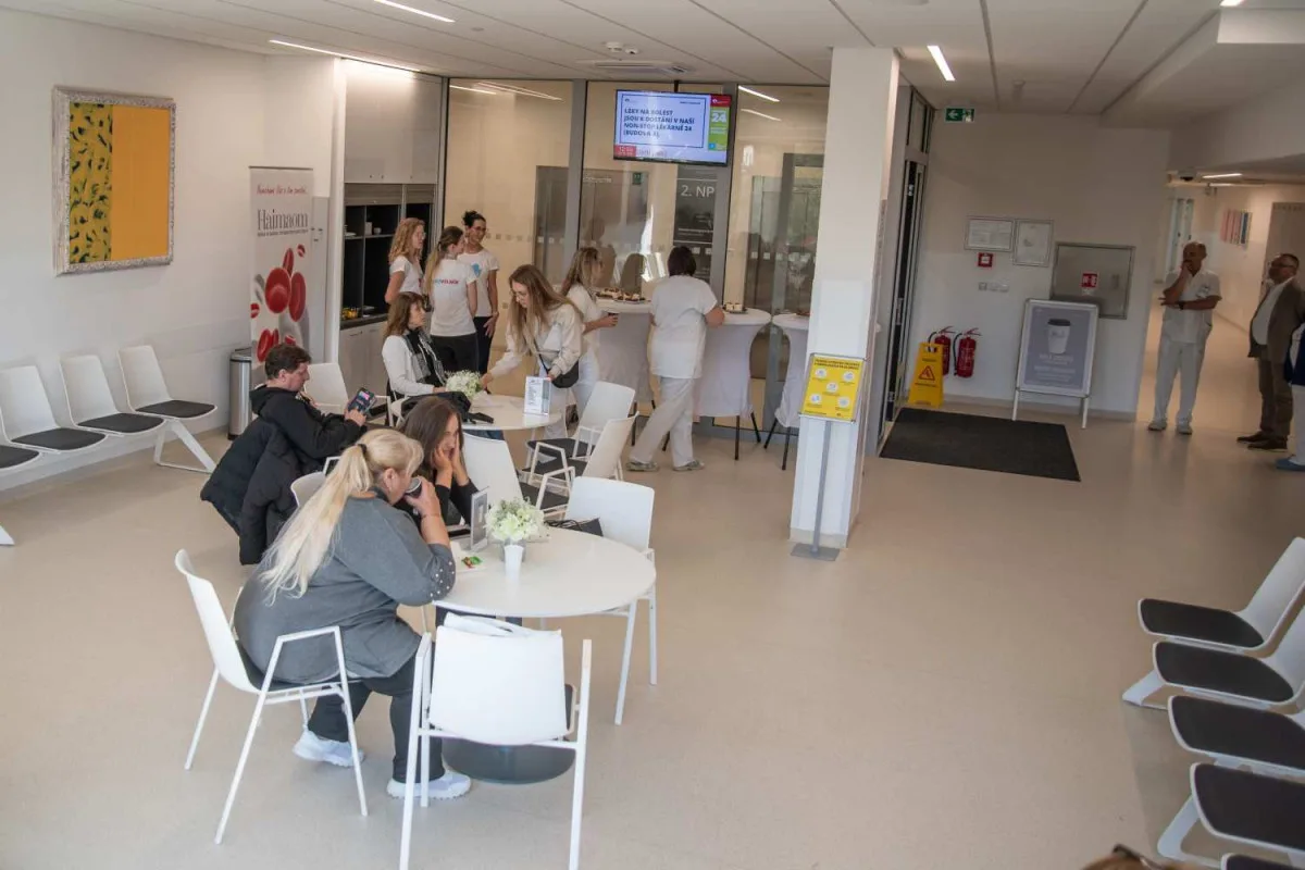 Připravená srdcem. Pacientům na onkologii v Olomouci dobrovolníci servírují kávu zdarma
