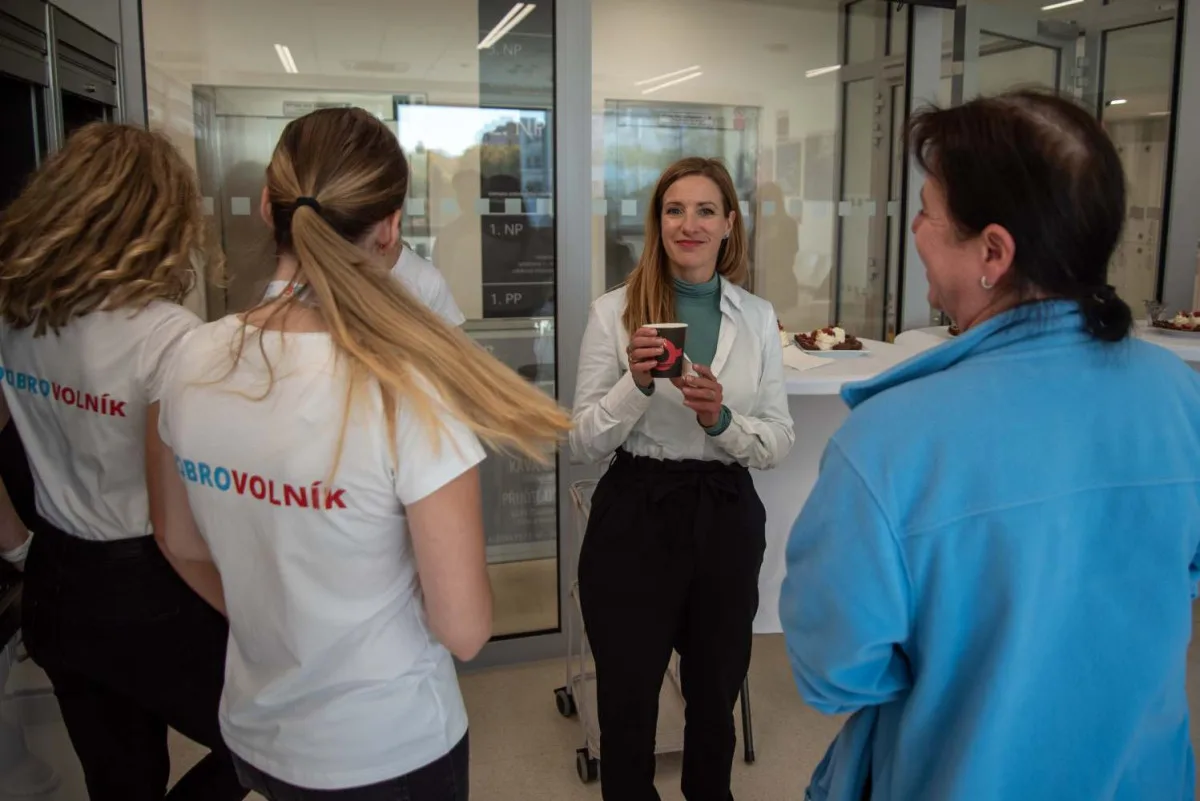 Připravená srdcem. Pacientům na onkologii v Olomouci dobrovolníci servírují kávu zdarma