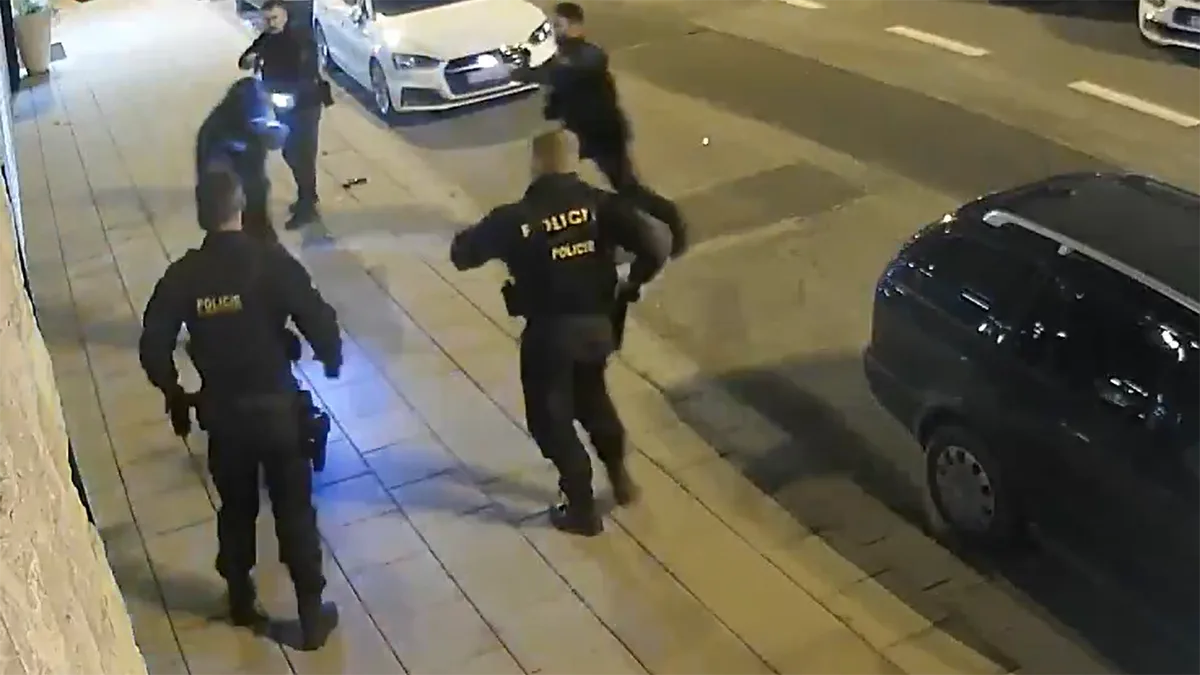 Cizinec s dlouhým nožem útočil na policisty v Olomouci