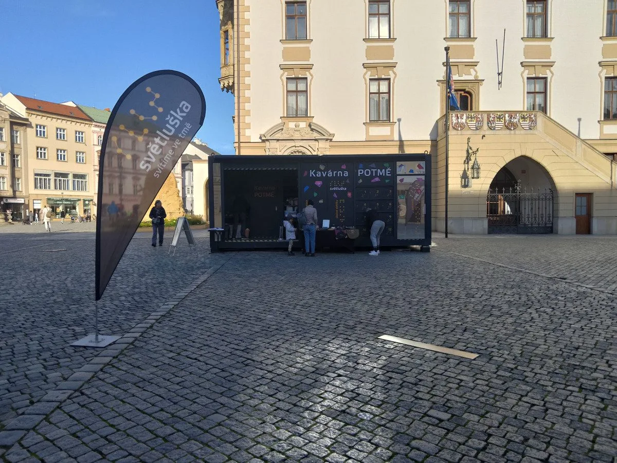 Káva v naprosté tmě. Kavárna Potmě přibližuje v Olomouci návštěvníkům svět nevidomých