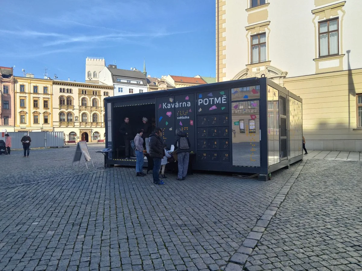 Káva v naprosté tmě. Kavárna Potmě přibližuje v Olomouci návštěvníkům svět nevidomých