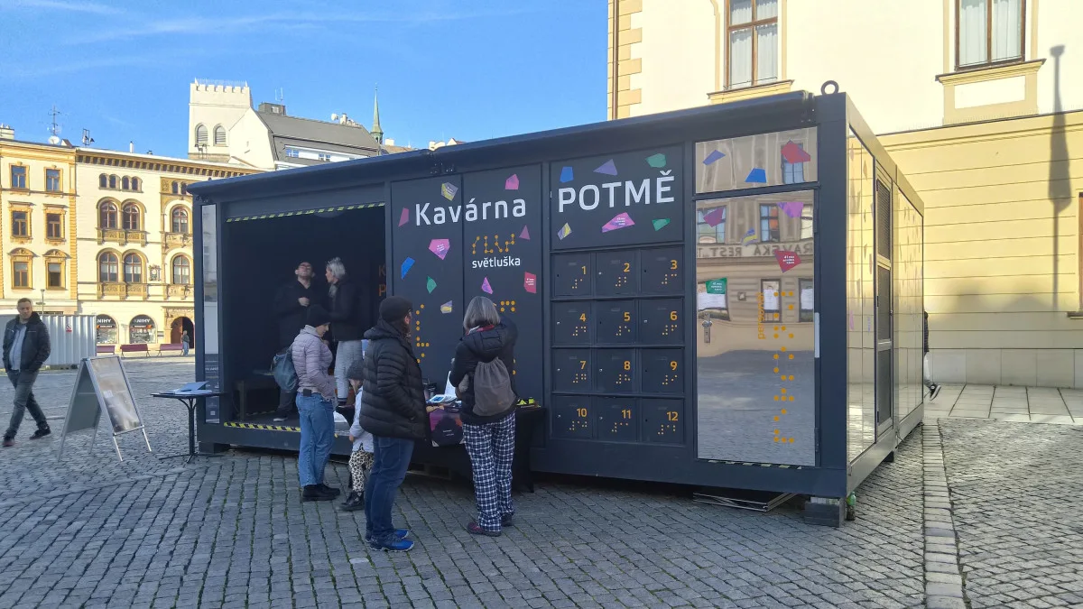 Káva v naprosté tmě. Kavárna Potmě přibližuje v Olomouci návštěvníkům svět nevidomých