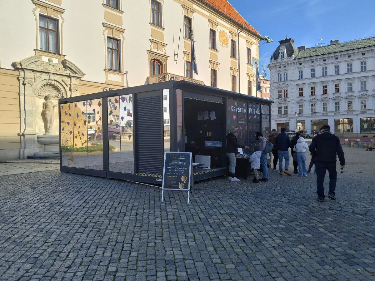 Káva v naprosté tmě. Kavárna Potmě přibližuje v Olomouci návštěvníkům svět nevidomých
