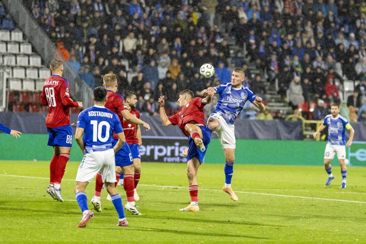 Jan Král v souboji v utkání proti Rakówu Čenstochová