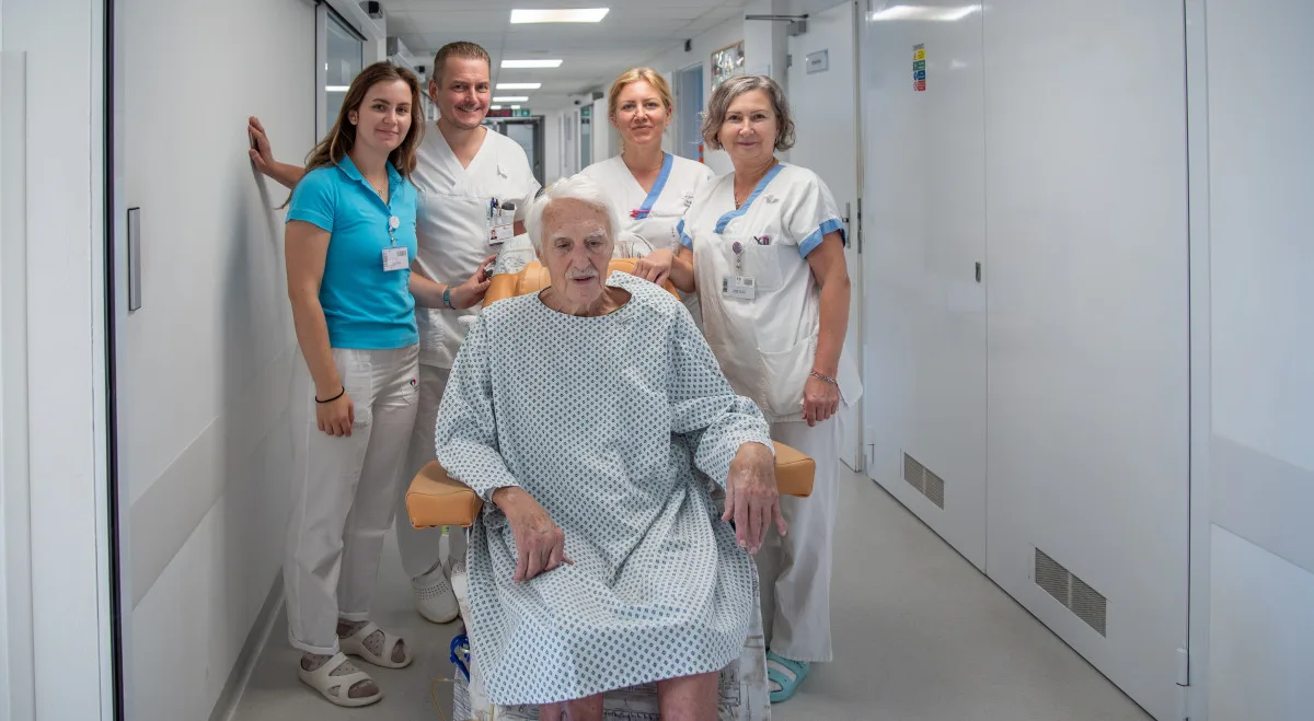 Osmdesátiletý lékař spadl z posedu. Zachránila ho manželka a tým olomoucké nemocnice
