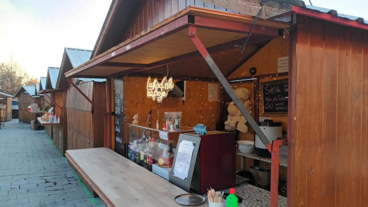 První předzvěst letošního Vánoc je tady. Na tržnici v Olomouci se otevřelo kluziště