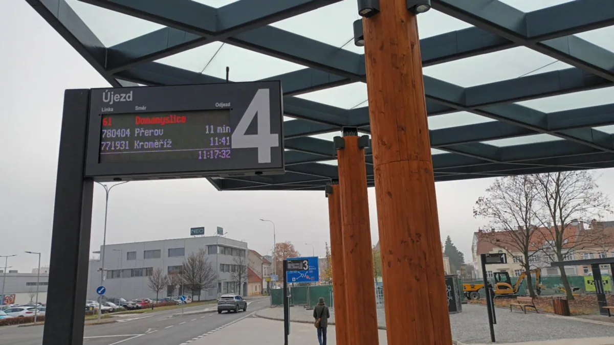 Prostějov otevřel nový dopravní terminál. Nechybí boxy na kola, vznikla i parkovací místa