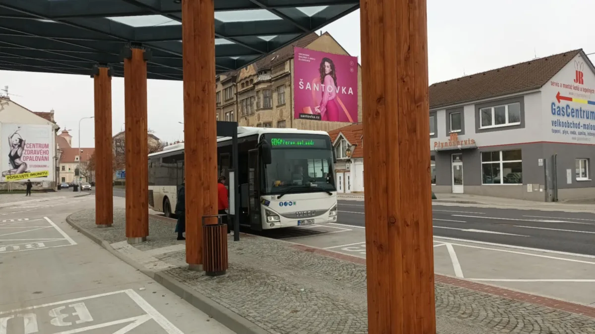 Prostějov otevřel nový dopravní terminál. Nechybí boxy na kola, vznikla i parkovací místa