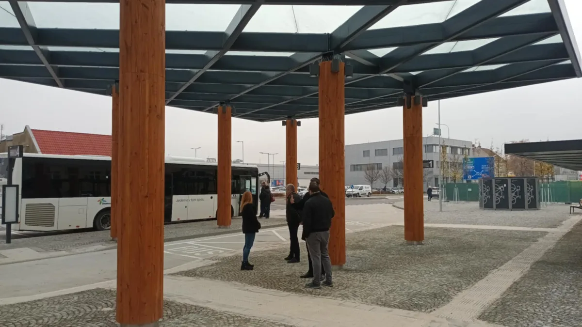 Prostějov otevřel nový dopravní terminál. Nechybí boxy na kola, vznikla i parkovací místa