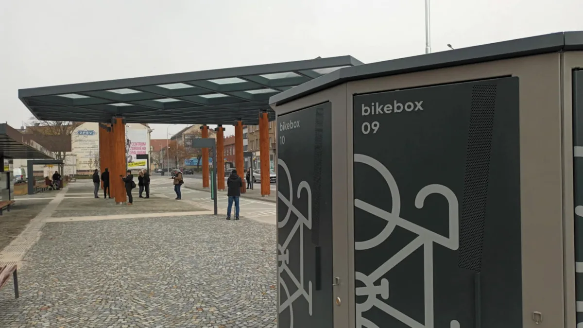 Prostějov otevřel nový dopravní terminál. Nechybí boxy na kola, vznikla i parkovací místa