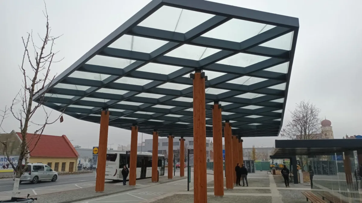 Prostějov otevřel nový dopravní terminál. Nechybí boxy na kola, vznikla i parkovací místa