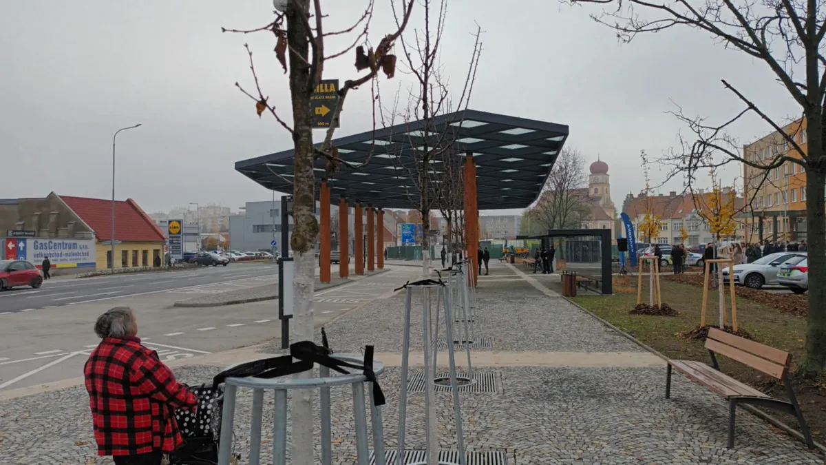 Prostějov otevřel nový dopravní terminál. Nechybí boxy na kola, vznikla i parkovací místa