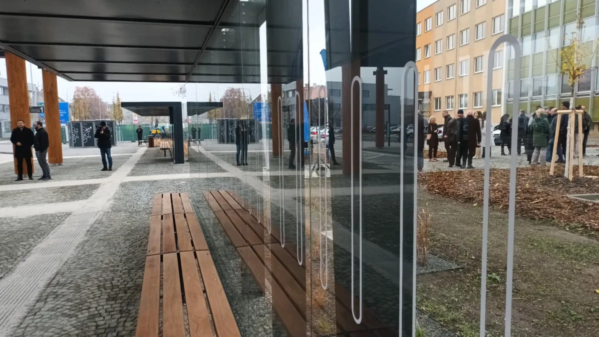 Prostějov otevřel nový dopravní terminál. Nechybí boxy na kola, vznikla i parkovací místa