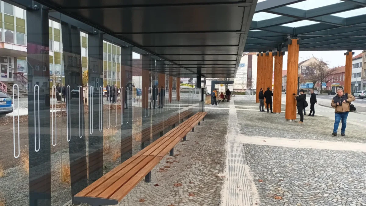 Prostějov otevřel nový dopravní terminál. Nechybí boxy na kola, vznikla i parkovací místa