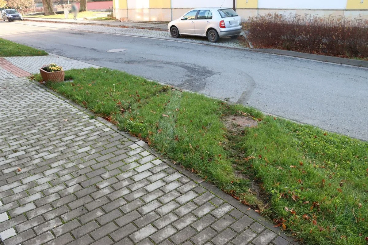 Dvě a půl promile už po poledni. Notně opilý osmapadesátiletý řidič řádil v Pňovicích