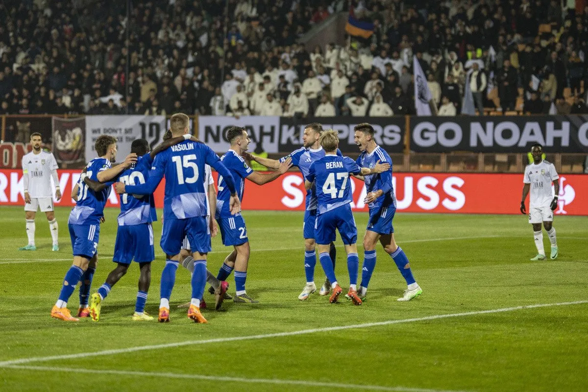 Fotbalisté Sigmy slaví gól proti FC Noah