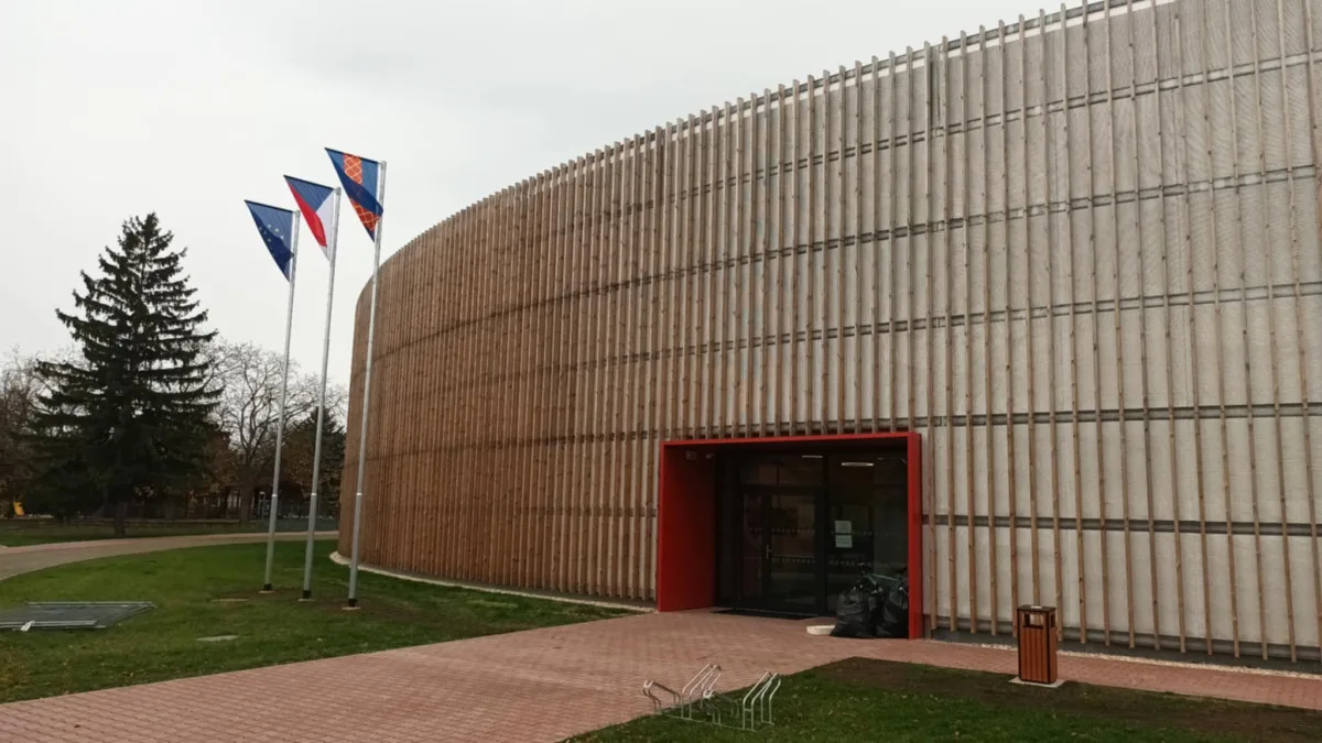 Velká sláva v Kojetíně, město otvírá nový zimní stadion. Zájem o bruslení je velký