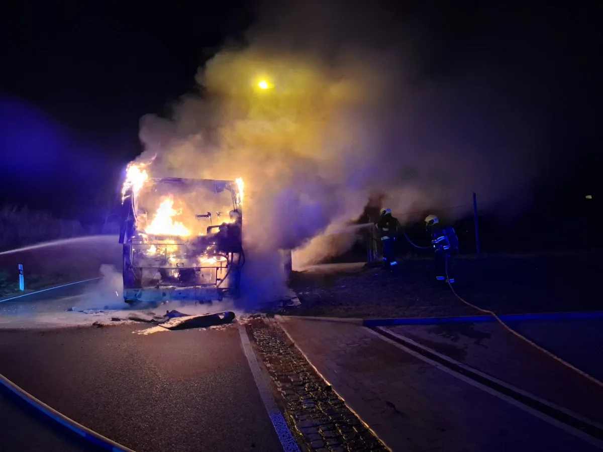 Autobus v plamenech. Hasiči včera večer zasahovali v Beňově na Přerovsku