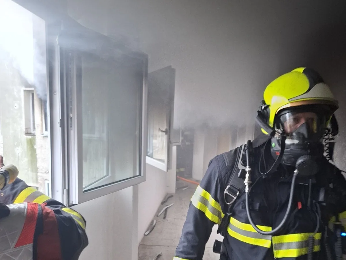 Osm lidí v ohrožení při požáru domu v Přerově. Hasiči je dostali ven ve vyváděcích maskách