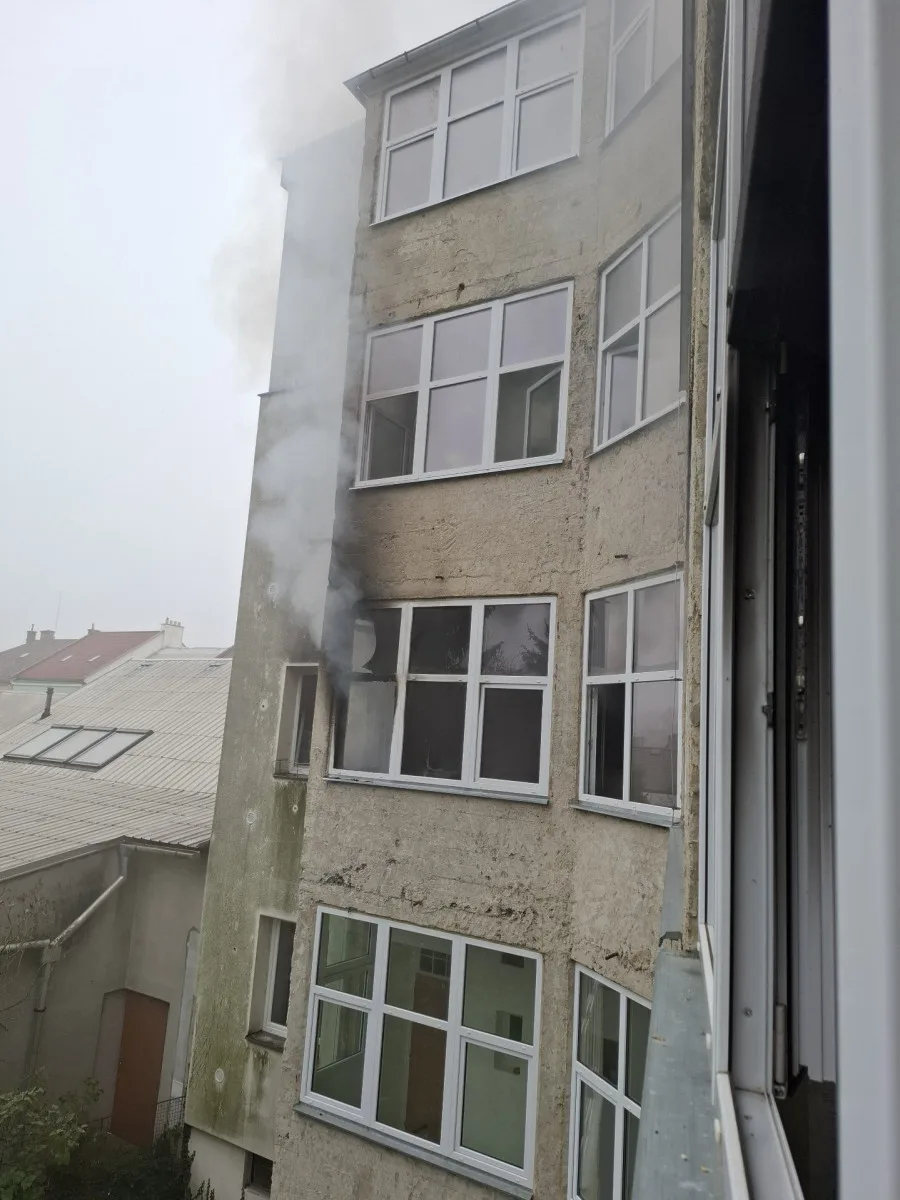 Osm lidí v ohrožení při požáru domu v Přerově. Hasiči je dostali ven ve vyváděcích maskách