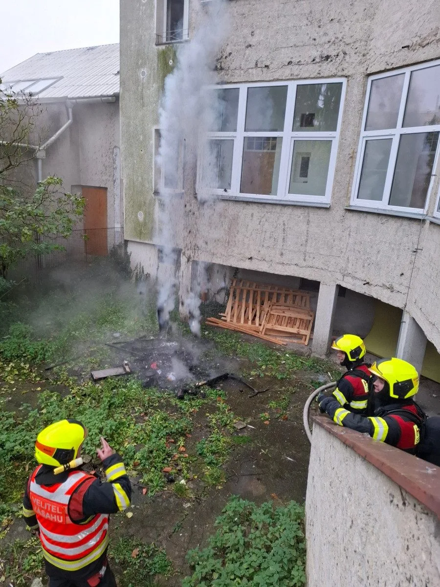 Osm lidí v ohrožení při požáru domu v Přerově. Hasiči je dostali ven ve vyváděcích maskách