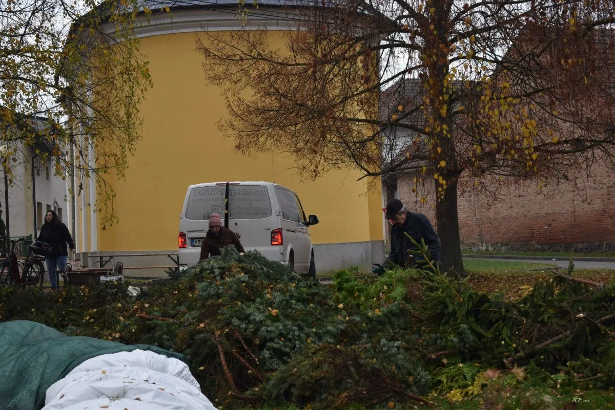 Obyvatelé Víceměřic vytvořili obří adventní věnec, dílo míří do knihy