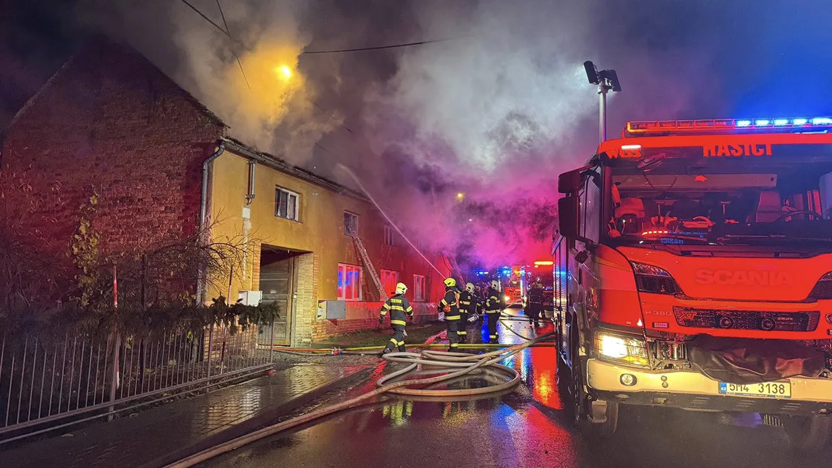 Noční požár domu na Prostějovsku: s plameny bojovalo pět jednotek hasičů
