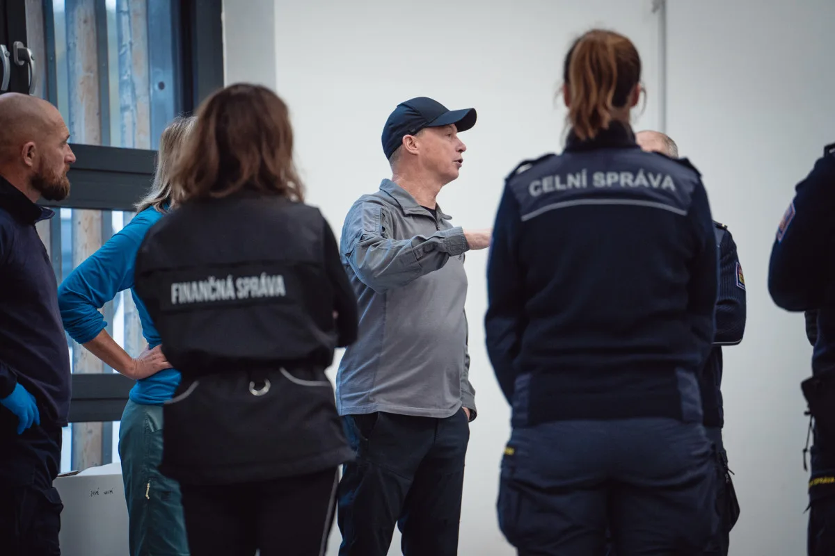 Prvních deset služebních psů českých celníků umí odhalit fentanyl